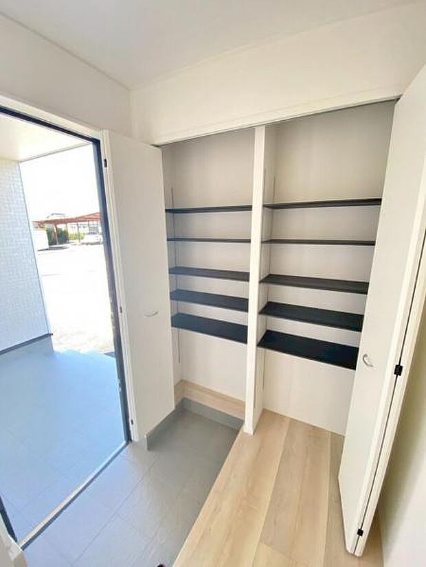 物で溢れがちな玄関も、たっぷり収納可能な玄関収納でスッキリ快適♪