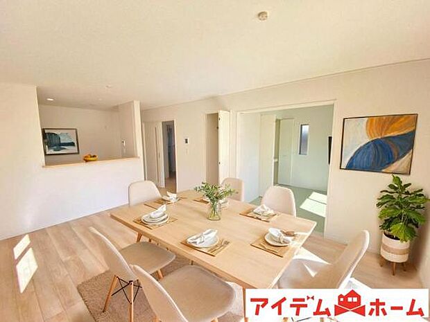 ※家具設置イメージです　 南側から明るい日差しをたっぷり取り込めるリビングです♪