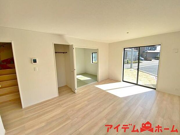 南側から明るい日差しをたっぷり取り込めるリビングです♪