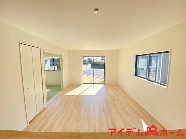 南側から明るい日差しをたっぷり取り込めるリビングです♪