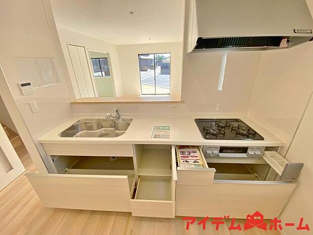 料理をしながら会話が楽しめる対面キッチンリビングで遊ぶお子様の様子も見えるので安心です♪