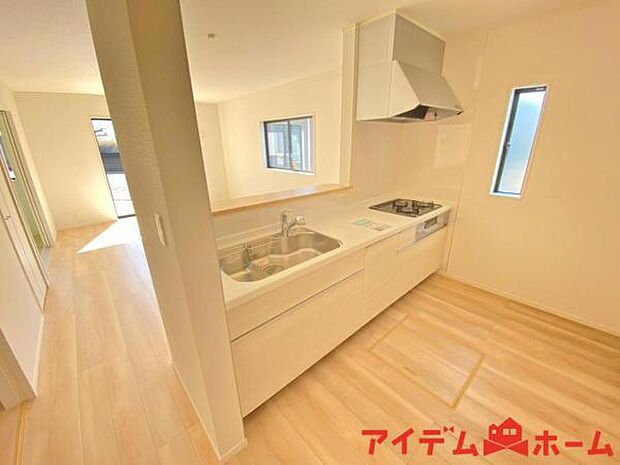 料理をしながら会話が楽しめる対面キッチンリビングで遊ぶお子様の様子も見えるので安心です♪