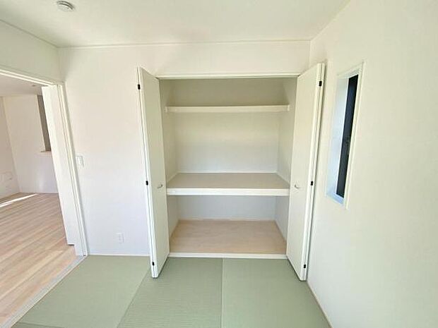 ゆったりとくつろげる和空間♪来客用布団も収納できる押入れも完備しています