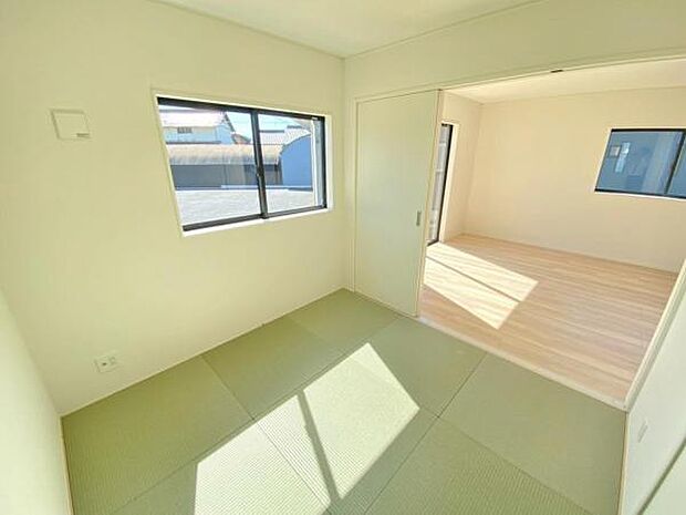 ゆったりとくつろげる和空間♪来客用布団も収納できる押入れも完備しています