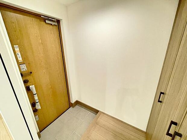 物で溢れがちな玄関も、たっぷり収納可能な玄関収納でスッキリ快適♪