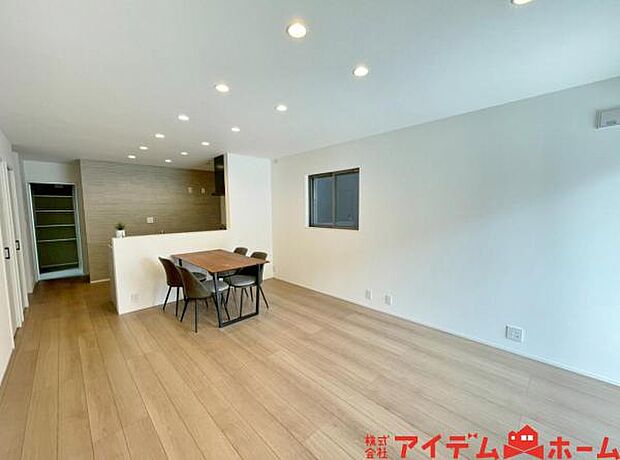 家族団らんの時間も増えそうな、ゆったりと寛げるLDKが魅力です♪