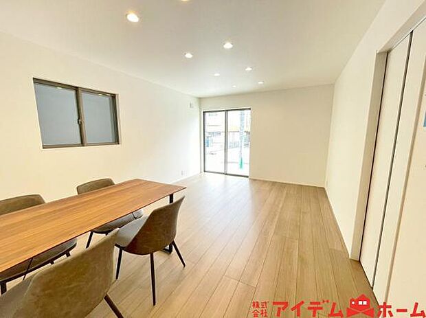 南側から明るい日差しをたっぷり取り込めるリビングです♪