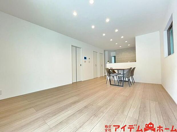 家族団らんの時間も増えそうな、ゆったりと寛げるLDKが魅力です♪