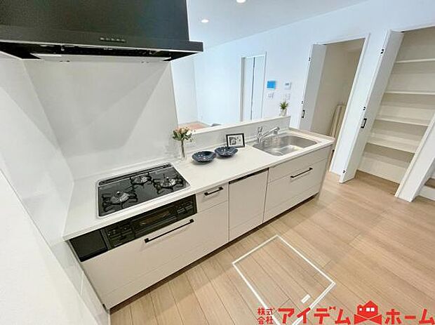 料理をしながら会話が楽しめる対面キッチンリビングで遊ぶお子様の様子も見えるので安心です♪