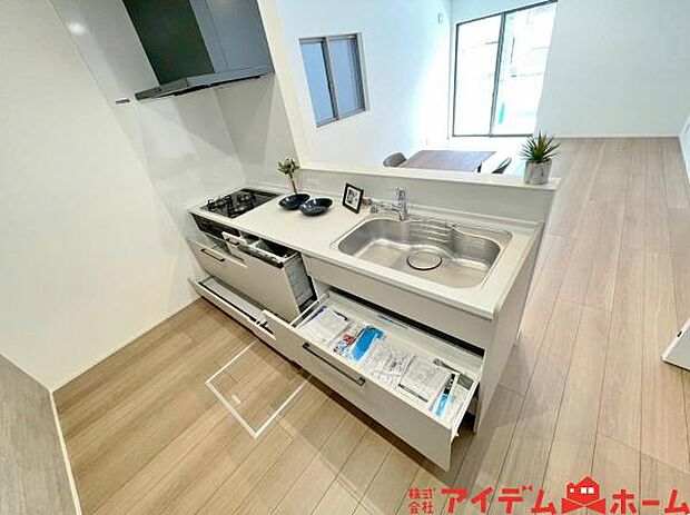 料理をしながら会話が楽しめる対面キッチンリビングで遊ぶお子様の様子も見えるので安心です♪