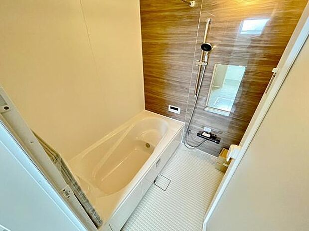 足を伸ばしてゆったりとリラックスできる広々バスタブ♪親子のコミュニケーションもとれます