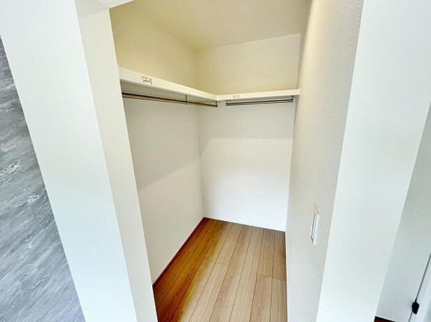 季節物もまるごと収納できる、衣替えいらずの嬉しい大型収納