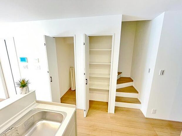 食品の保管に便利なキッチンパントリー完備棚付きでスッキリと片付けられます