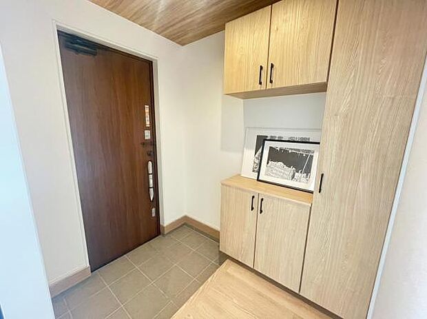 物で溢れがちな玄関も、たっぷり収納可能な玄関収納でスッキリ快適♪