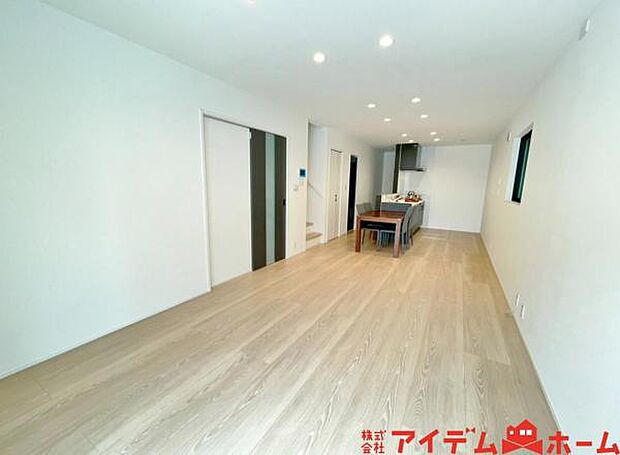 家族団らんの時間も増えそうな、ゆったりと寛げるLDKが魅力です♪