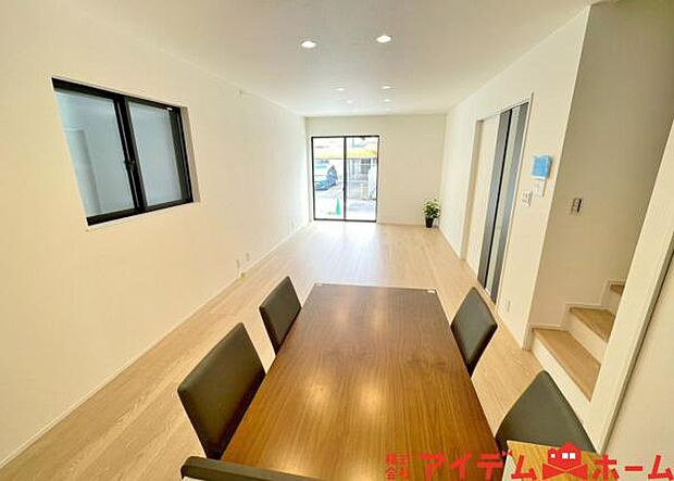 南側から明るい日差しをたっぷり取り込めるリビングです♪