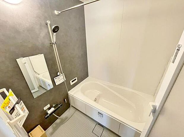 足を伸ばしてゆったりとリラックスできる広々バスタブ♪親子のコミュニケーションもとれます