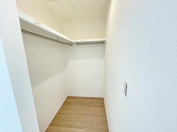 季節物もまるごと収納できる、衣替えいらずの嬉しい大型収納