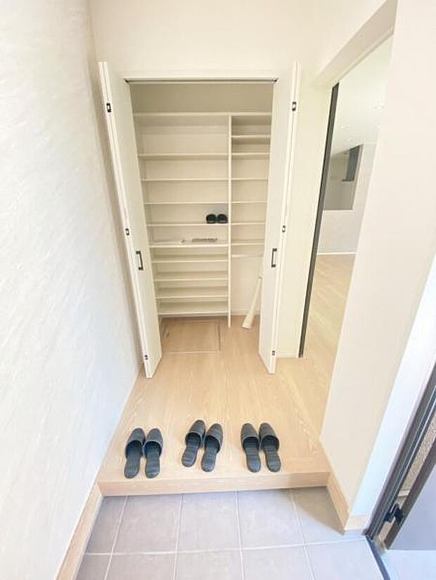 物で溢れがちな玄関も、たっぷり収納可能な玄関収納でスッキリ快適♪