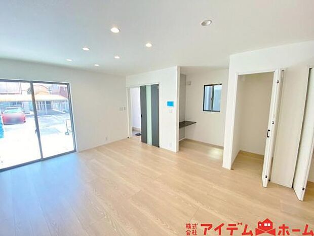 南側から明るい日差しをたっぷり取り込めるリビングです♪