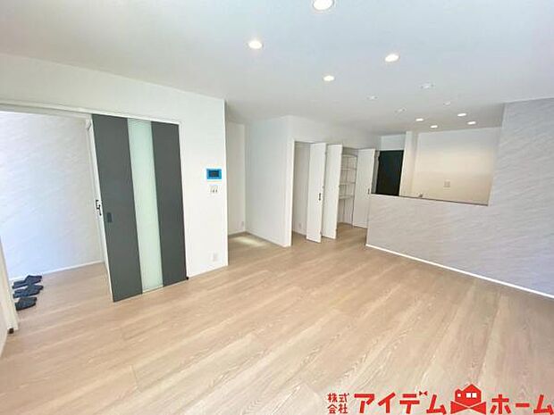 家族団らんの時間も増えそうな、ゆったりと寛げるLDKが魅力です♪