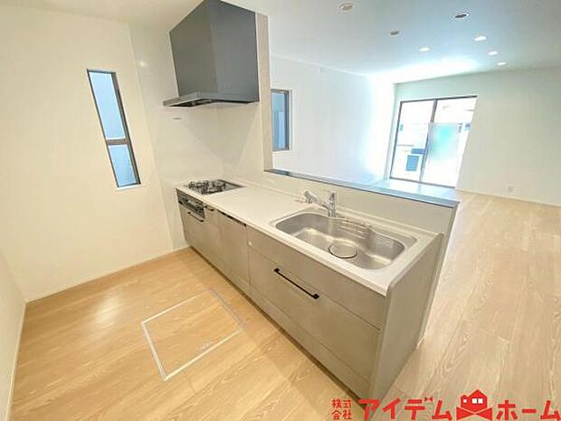 料理をしながら会話が楽しめる対面キッチン!リビングで遊ぶお子様の様子も見えるので安心です♪