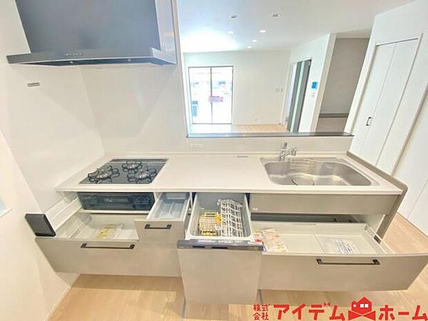 料理をしながら会話が楽しめる対面キッチン!リビングで遊ぶお子様の様子も見えるので安心です♪