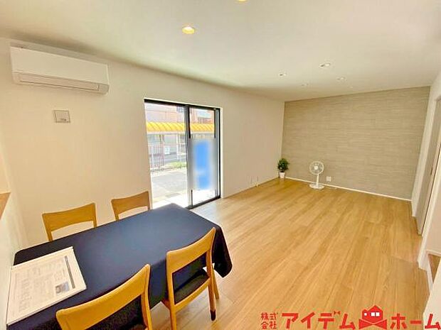 南側から明るい日差しをたっぷり取り込めるリビングです♪