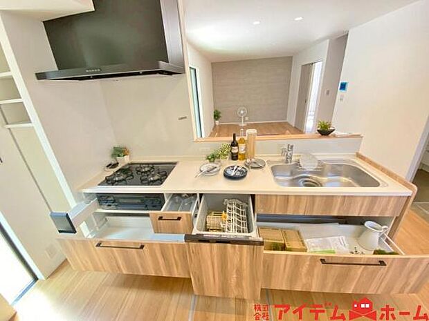 料理をしながら会話が楽しめる対面キッチンリビングで遊ぶお子様の様子も見えるので安心です♪