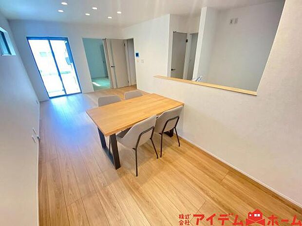 南側から明るい日差しをたっぷり取り込めるリビングです♪