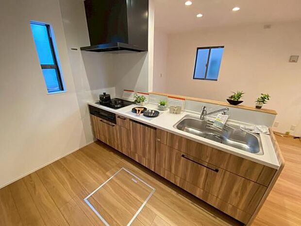 南側から明るい日差しをたっぷり取り込めるリビングです♪