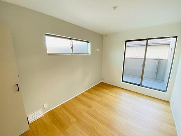 心地良い日差しが差し込む明るい居室