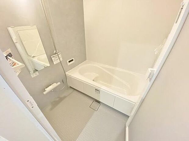 足を伸ばしてゆったりとリラックスできる広々バスタブ♪親子のコミュニケーションもとれます