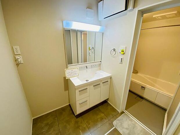 暮らしを快適に変える、シャワー付き洗面化粧台♪