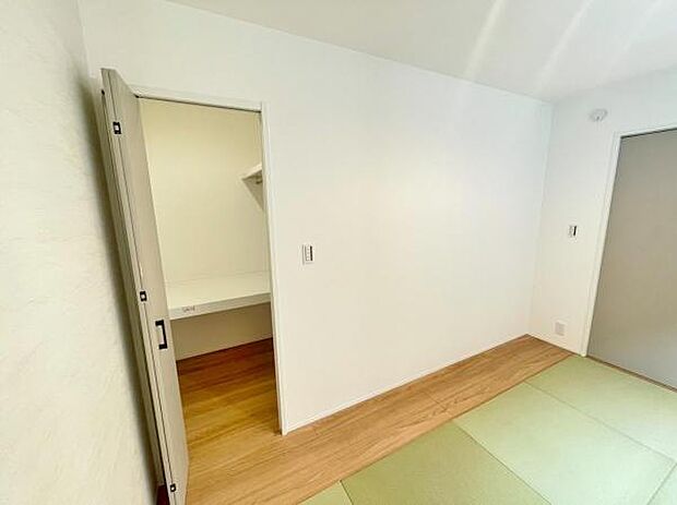 季節物もまるごと収納できる、衣替えいらずの嬉しい大型収納