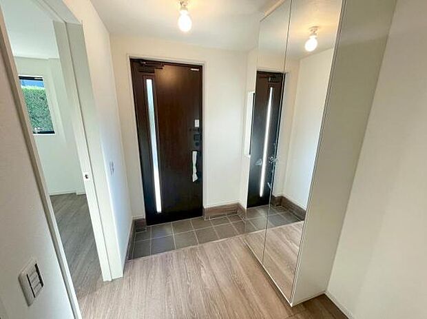 散らかりがちな玄関もスッキリ片づけられる収納付き外出前に身だしなみをチェックできる姿見もあります