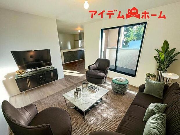 ※家具設置イメージです。 南側から明るい日差しをたっぷり取り込めるリビングです♪