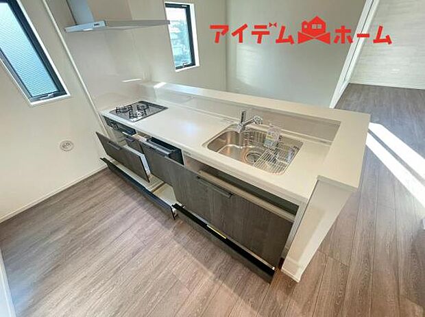 料理をしながら会話が楽しめる対面キッチンリビングで遊ぶお子様の様子も見えるので安心です♪