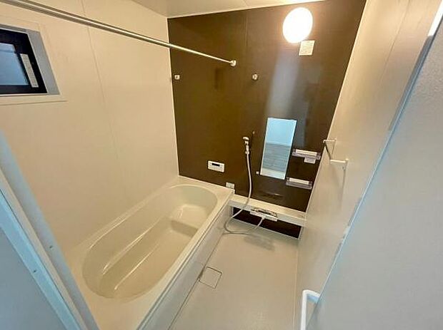 足を伸ばしてゆったりとリラックスできる広々バスタブ♪親子のコミュニケーションもとれます