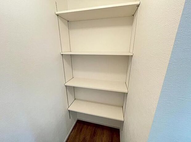 食品の保管に便利なキッチンパントリー完備棚付きでスッキリと片付けられます