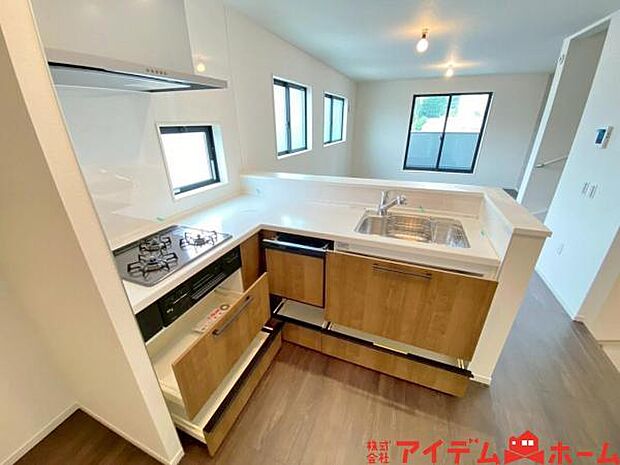 料理をしながら会話が楽しめる対面キッチンリビングで遊ぶお子様の様子も見えるので安心です♪