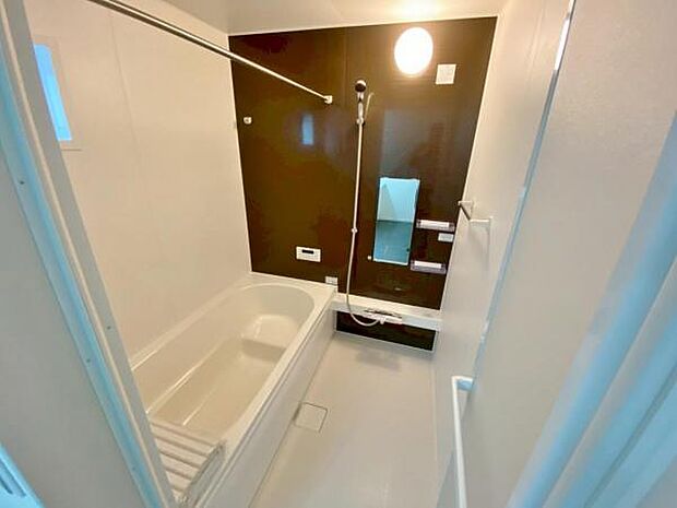 足を伸ばしてゆったりとリラックスできる広々バスタブ♪親子のコミュニケーションもとれます