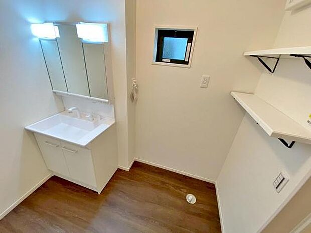 暮らしを快適に変える、シャワー付き洗面化粧台♪