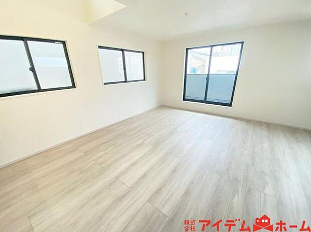 南側から明るい日差しをたっぷり取り込めるリビングです♪