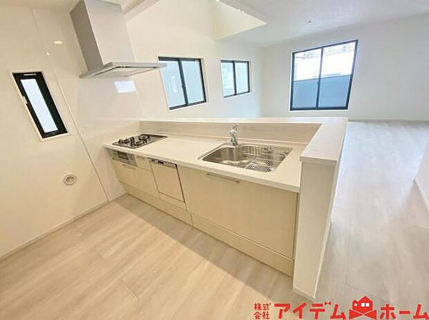 料理をしながら会話が楽しめる対面キッチンリビングで遊ぶお子様の様子も見えるので安心です♪