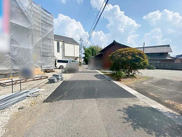 現地(2025年8月)撮影 西側道路 平日・土日問わずご案内致しますお気軽にお問合わせ下さいませ。 