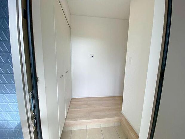 物で溢れがちな玄関も、たっぷり収納可能な玄関収納でスッキリ快適♪