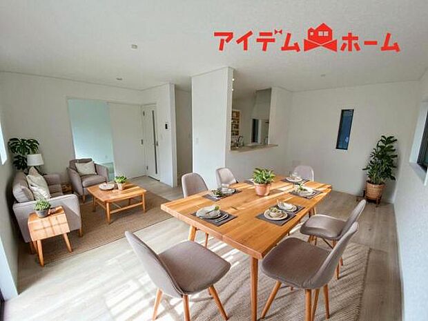 ※家具設置イメージです。 南側から明るい日差しをたっぷり取り込めるリビングです♪