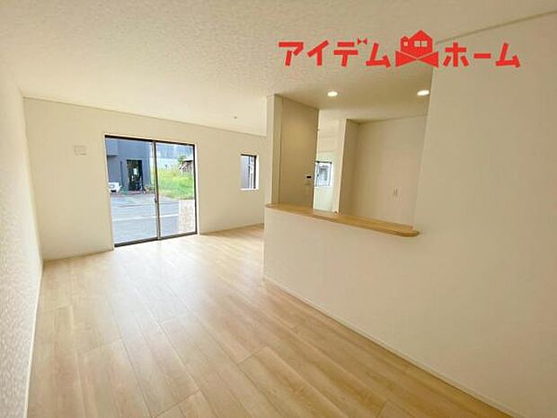 南側から明るい日差しをたっぷり取り込めるリビングです♪