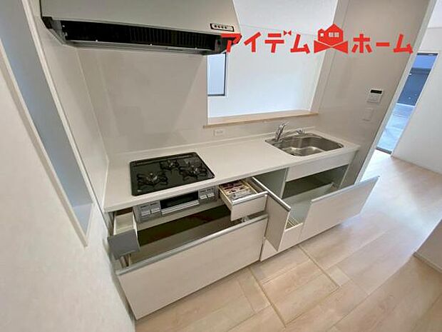 料理をしながら会話が楽しめる対面キッチンリビングで遊ぶお子様の様子も見えるので安心です♪